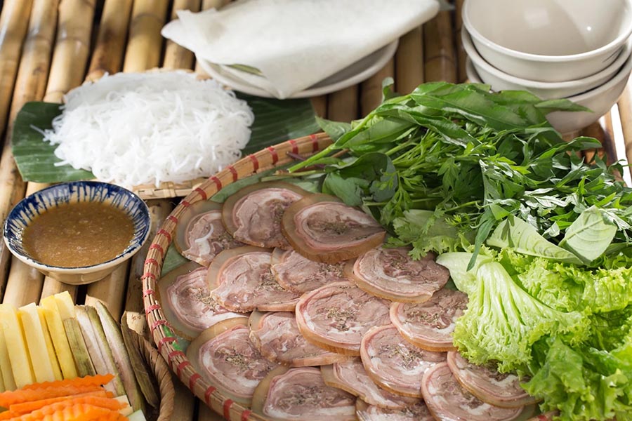 Bò tơ Củ Chi cuốn bánh tráng đặc sản của “vùng đất thép”
