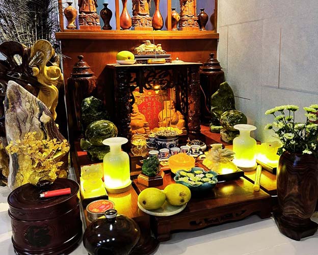 Hình ảnh bàn thờ Thần Tài ông Địa đã quen thuộc với gia đình Việt